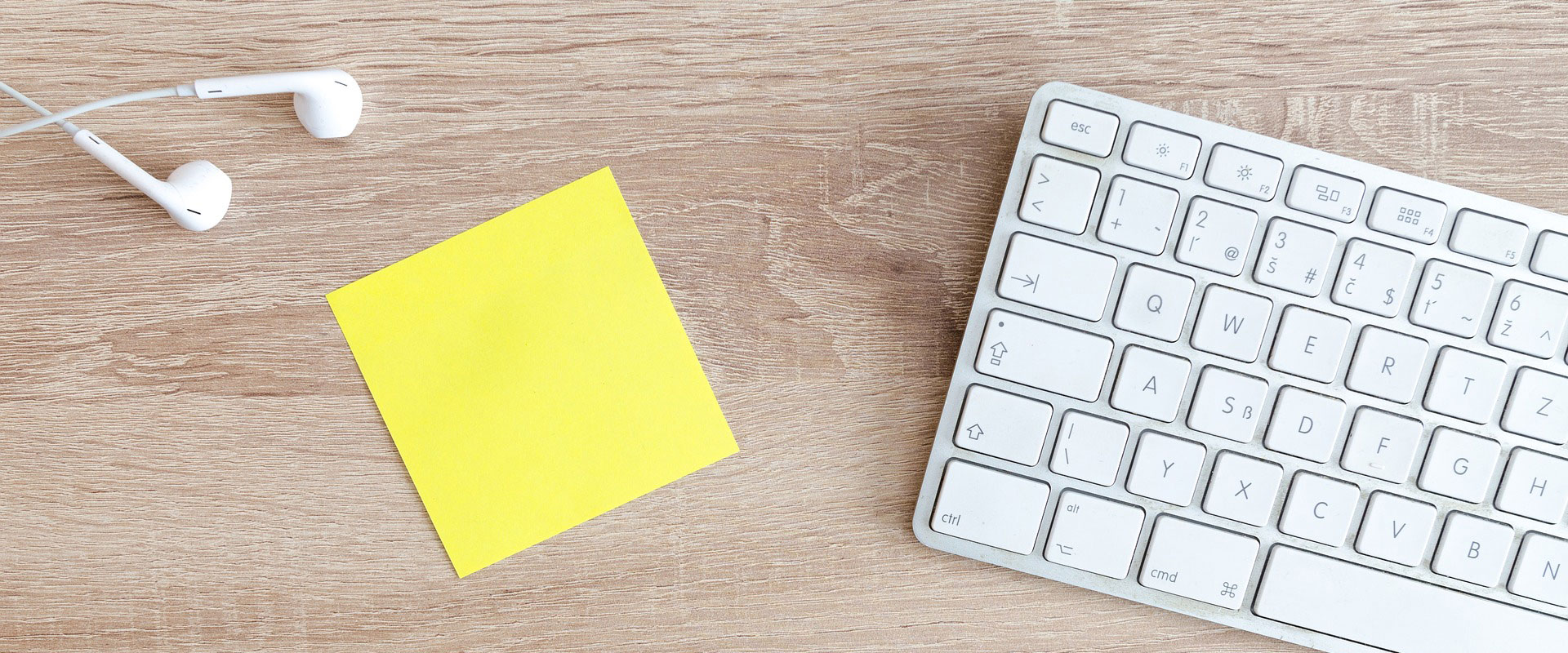 Tastatur mit Merkzettel - Hintergrundbild für die Rubrik Veröffentlichungen